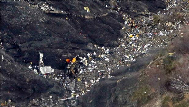 【头条】德国航拍空客A320飞机在法国坠毁机上150人无人生还 澳总理致电悼念遇难者