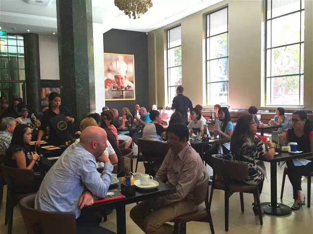 【正能量】悉尼人质案咖啡馆今日开张，市民排队购买！