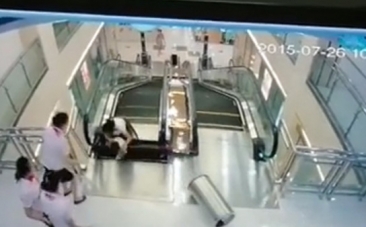 【视频直击】女子被搅入扶梯惨遭”吞噬” 身亡全过程 最后9秒托举出儿子