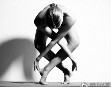 【艺术】女孩全裸展示瑜伽之美 爆红网络