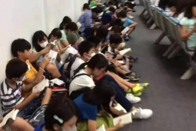 泰国网友将日本学生在清迈机场的一幕po到了网上，闻讯赶来的安保也懵逼了…