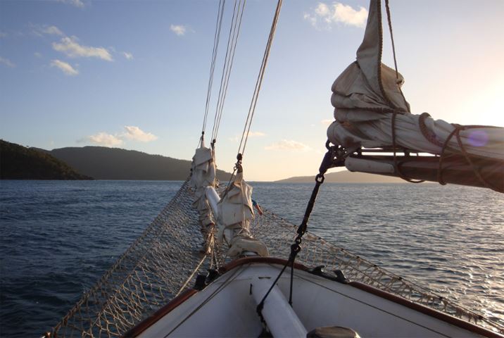 去澳洲包艘帆船出海 享受夕阳下的完美航程