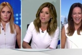 澳洲电视主播和美女记者直播撕逼，起因竟然是衣服撞色？现场气氛尴尬到了极点