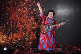 这个老奶奶有点酷！60岁学吉他，80岁登上新加坡国庆庆典！